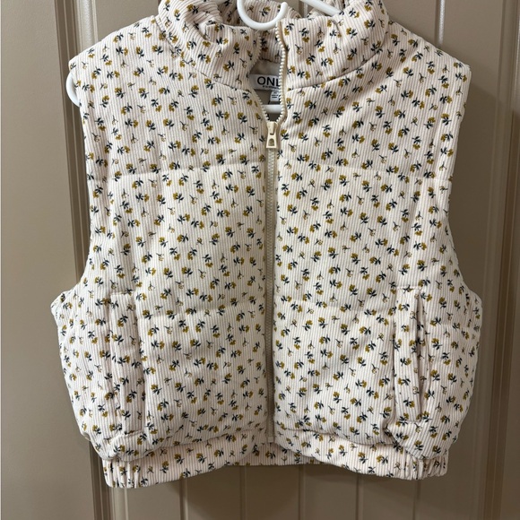 ONLY Cream Floral Vest - Picture 1 of 3